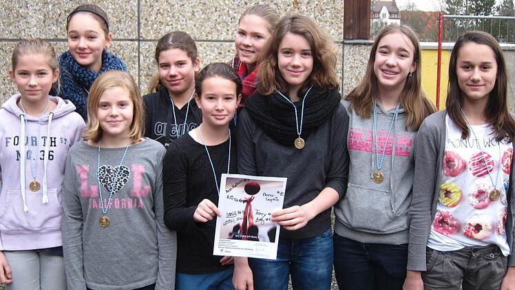 Die erfolgreichen Basketballmädchen des Kaiser-Heinrich-Gymnasiums Bamberg, v. l.: Luise Neundörfer, Helena Baumann, Lilly Kühhorn, Antonia Hack, Stella Högen, Anna-Sophie Zauritz, Nina Kühhorn, Ann-Kathrin Schaller, Teresa Schwital Foto: privat
