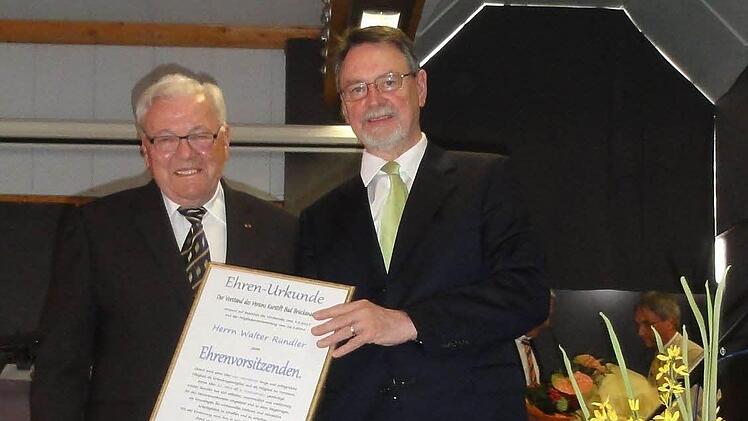 Walter Rundler (links) nahm aus den Händen des Vorsitzenden Edmund Wilhelm die Ehrenurkunde, die die Ernennung zum Ehrenvorsitzenden dokumentiert, entgegen. Foto: Kurstift