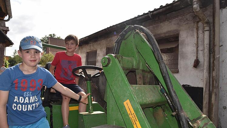 Beim Hofbesuch durften die Kinder auch auf einem Traktor Platz nehmen. Foto: Gabi Arnold