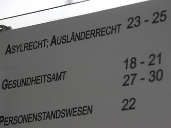 Mehrere Abteilungen müssen sich im Landratsamt mit Flüchtlingsfragen befassen. Foto: Anja Greiner