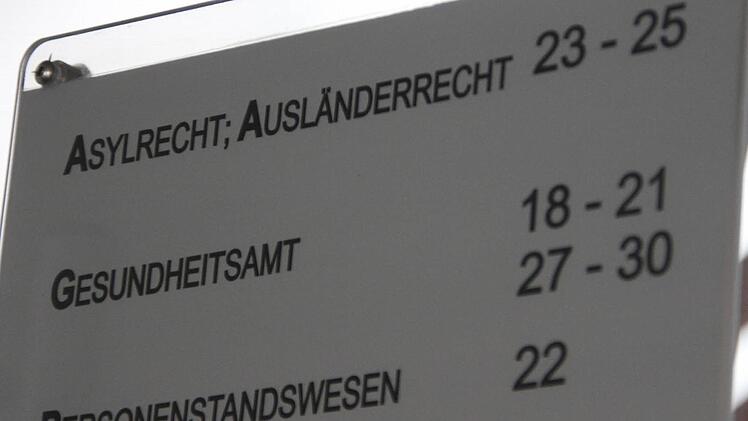 Mehrere Abteilungen müssen sich im Landratsamt mit Flüchtlingsfragen befassen. Foto: Anja Greiner