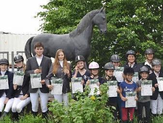 Die Freude sah man den erfolgreichen Reiterinnen und Reitern an; hier mit Bernhard Fenn (links) sowie dem Richterkollegium Wolfgang Knigge und Gottfried Keller (Fünfter und Sechster von links). Foto: Günther Geiling