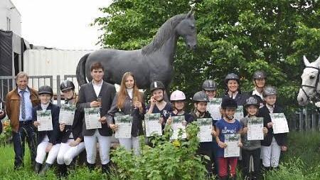 Die Freude sah man den erfolgreichen Reiterinnen und Reitern an; hier mit Bernhard Fenn (links) sowie dem Richterkollegium Wolfgang Knigge und Gottfried Keller (Fünfter und Sechster von links). Foto: Günther Geiling
