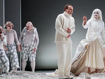 Die Schneekönigin (Kerstin Hänel) bindet Kay (Ingo Paulick) mit aller Macht an sich.  Fotos: Henning Rosenbusch.
