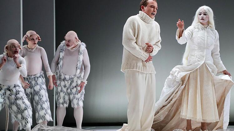 Die Schneekönigin (Kerstin Hänel) bindet Kay (Ingo Paulick) mit aller Macht an sich.  Fotos: Henning Rosenbusch.