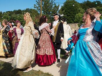 Farbenfroh geht es auf dem Barockfest zu.  Foto: Thomas Weichert