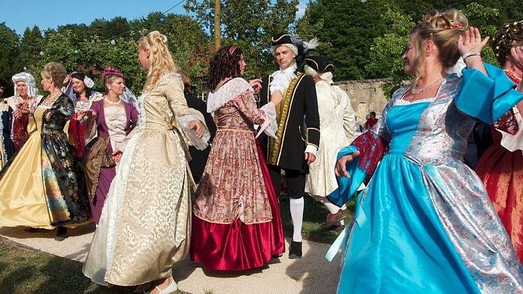Farbenfroh geht es auf dem Barockfest zu.  Foto: Thomas Weichert