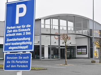Die Ringcenter-Immobilie im Süden von Bamberg steht weiter fast komplett leer.  Nur eine Spielhalle hat dort derzeit geöffnet. Pläne für einen Möbelmitnahmemarkt sind inzwischen verworfen. Foto: Ronald Rinklef