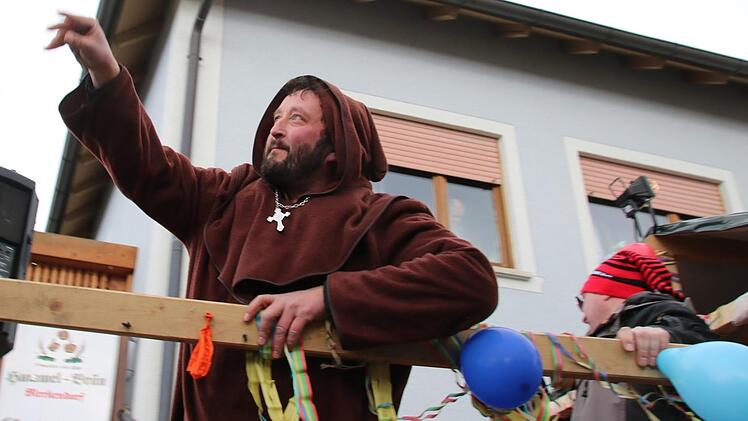 Una auch die Geistlichkeit durfte beim Faschingszug nicht fehlen.Matthias Einwag