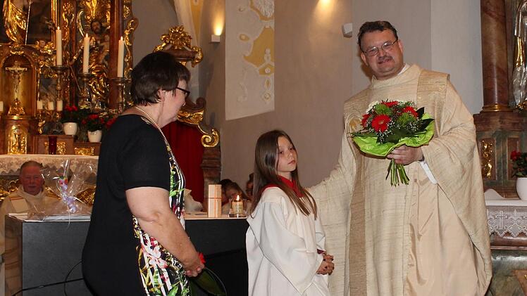Johanna Müller, Pfarrgemeinderatsvorsitzende (links)  gratulierte Pater Stephan zum Priesterjubiläum.   Foto: Evi Seeger