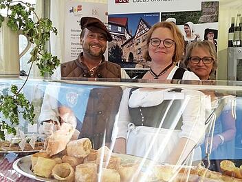 Genussbotschafterin Kerstin Rentsch aus Kleintettau verw&ouml;hnte die Festivalbesucher mit "Bl&ouml;chla" aus dem Frankenwald. Foto: PR