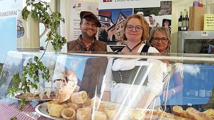 Genussbotschafterin Kerstin Rentsch aus Kleintettau verw&ouml;hnte die Festivalbesucher mit "Bl&ouml;chla" aus dem Frankenwald. Foto: PR