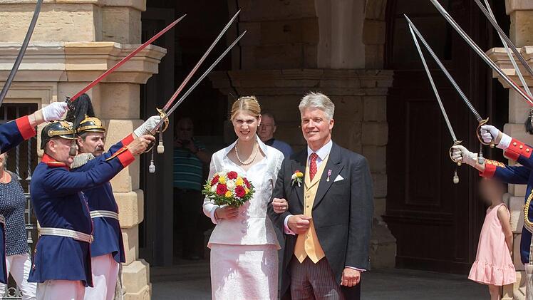 Die Vermählten  (Prinzessin Stephanie  & Jan Stahl):  Stephanie Prinzessin von Sachsen-Coburg und Gotha heiratet auf Schloss Friedenstein in Gotha ihren Partner Jan Stahl. Der standesamtlichen Trauung soll 2019 eine kirchliche in der Coburger Morizkirche folgen.