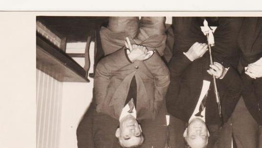 Der Vorstand des Rauchclubs nach der Wiedergründung 1963. (Hinten von links): Heribert Freibott (1. Kassier), Schriftführer German Balling, 1. Vorstand Rudi Schultheis, 2. Vorstand Helmut Schuck, 2. Kassier Rudolf Schwarz; (vorne von links) 1. Beisitzer Josef Schultheis, 2. Beisitzer Otto Schäfer und 3. Beisitzer Julius Lohfink. Repro: Vereinschronik