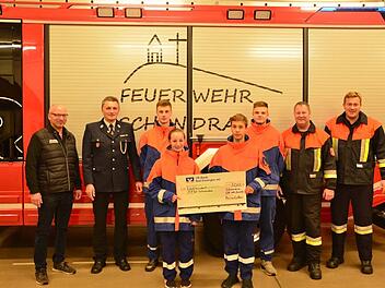 Der Sanierungsexperte Rainbow International Bad Kissingen &uuml;berreichte der Jugendfeuerwehr der Freiwilligen Feuerwehr Schondra  eine Spende von 500 Euro. Foto: Rainer F&ouml;rg