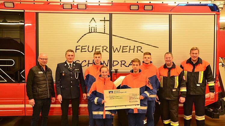 Der Sanierungsexperte Rainbow International Bad Kissingen &uuml;berreichte der Jugendfeuerwehr der Freiwilligen Feuerwehr Schondra  eine Spende von 500 Euro. Foto: Rainer F&ouml;rg