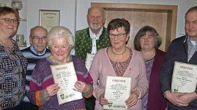 Bei der Ehrung, von rechts: Klaus-Uwe Rautner, Vorsitzende Gabi Stahl, Angela Buld, Klaus Diedering, Inge Bolt, Ehrenvorsitzender Lothar Biener und die Zweite Vorsitzende Sabine Sturm  Foto: Wolfgang Ortloff