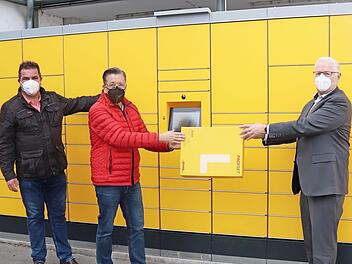 Klaus Zametzer (von links), Bürgermeister Karsten Fischkal und Helmut Muhr