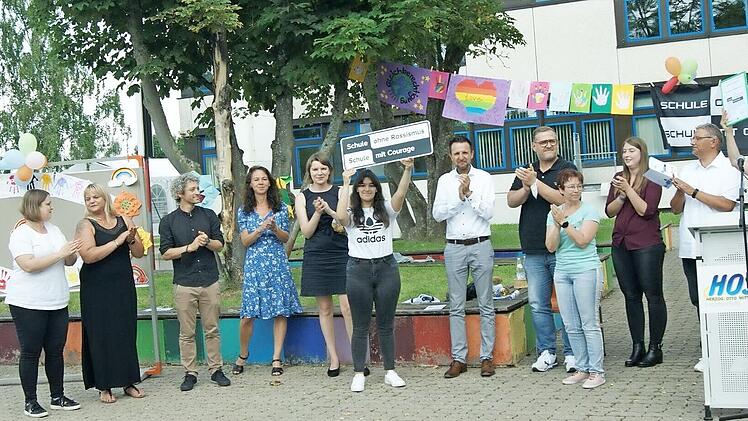 Die Schülermitverantwortung SMV freut sich über die Anerkennung und den Auftrag „Schule ohne Rassismus, Schule mit Courage“