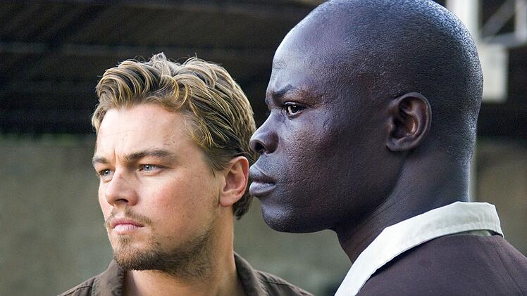 In dem westafrikanischen Land Sierra Leone tobt seit Jahren ein erbitterter B&uuml;rgerkrieg. Mittendrin ist der Ex-S&ouml;ldner Danny Archer (Leonardo DiCaprio, links).