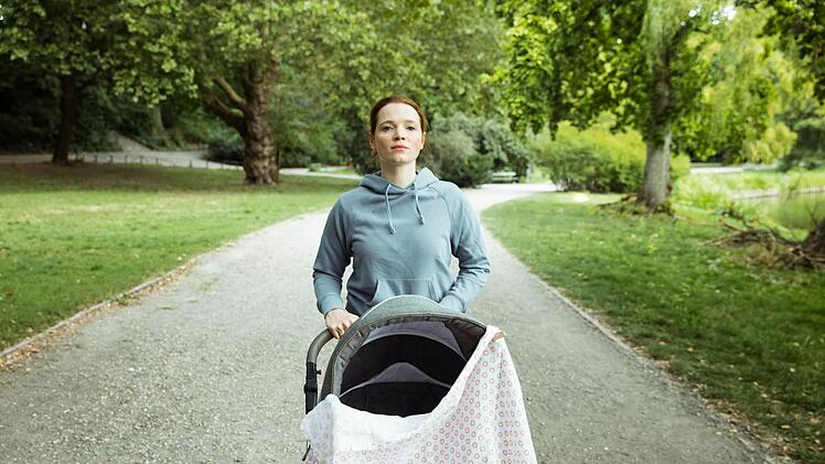 Karoline Herfurth spielt nicht nur eine der Hauptrollen in "Wundersch&ouml;n" (2022), sondern f&uuml;hrte auch Regie und schrieb am Drehbuch mit. 2025 kam die Fortsetzung "Wundersch&ouml;ner" in die Kinos.
