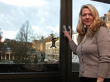 Andrea Schallenkammer, die kommissarische Kurdirektorin von Bad Kissingen, mag die Aussicht aus ihrem Bürofenster. Aber sie ist nicht unglücklich, wenn sie sich so bald wie möglich wieder auf ihre Aufgaben in Bad Brückenau konzentrieren kann. Foto: Thomas Ahnert
