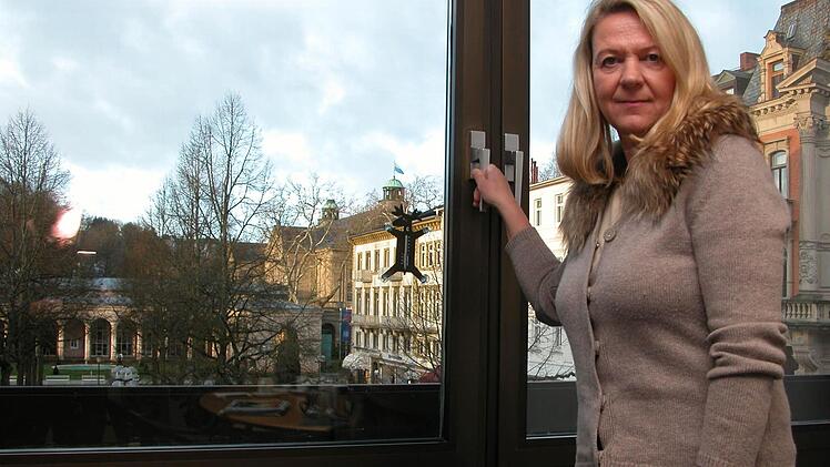Andrea Schallenkammer, die kommissarische Kurdirektorin von Bad Kissingen, mag die Aussicht aus ihrem Bürofenster. Aber sie ist nicht unglücklich, wenn sie sich so bald wie möglich wieder auf ihre Aufgaben in Bad Brückenau konzentrieren kann. Foto: Thomas Ahnert