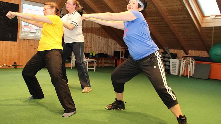 Übungsleiterin Reka Zavodi (links) trainiert mit Maria Kienzle (rechts) und Petra Kuhlmey. Die Gymnastik mit motivierender Musik trainiert Herz und Kreislauf ebenso wie die Muskulatur. Foto: Dagmar Besand