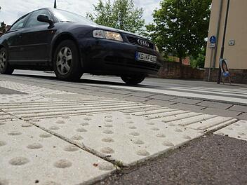 Die Rillen und Noppen vor dem Zebrastreifen am Friedhof helfen Blinden bei der Orientierung. Foto: Arkadius Guzy