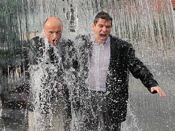 Landrat Wilhelm Schneider (links) und Landtagsabgeordneter Steffen Vogel machten sich gestern Abend nass: In Wasmuthhausen stürzten rund 700 Liter Eiswasser aus einer Kippschaufel auf sie herab. Fotos: Andreas Lösch