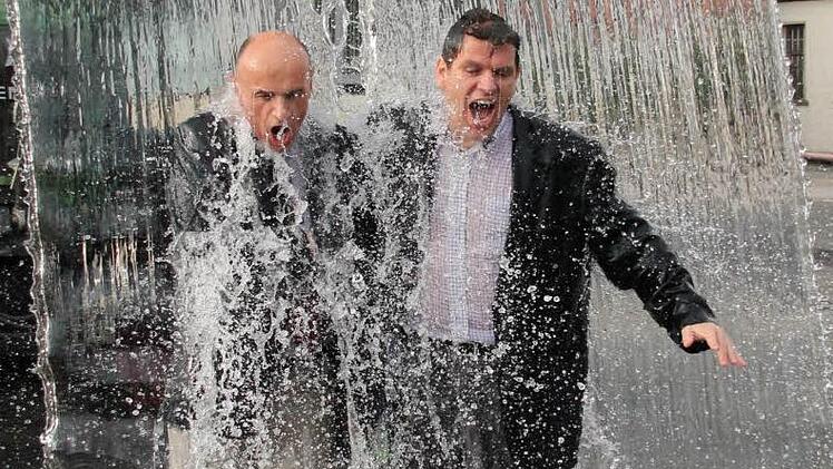 Landrat Wilhelm Schneider (links) und Landtagsabgeordneter Steffen Vogel machten sich gestern Abend nass: In Wasmuthhausen stürzten rund 700 Liter Eiswasser aus einer Kippschaufel auf sie herab. Fotos: Andreas Lösch