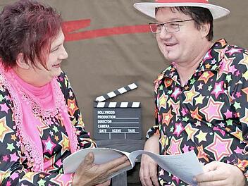 Brigitte und Frank Herold aus Marktgraitz verkörpern in der ARD-Serie "Sedwitz" das Musikduo "Die zwei Dröselthaler". Beim Durchblättern des Drehbuchs schwelgen die beiden in Erinnerungen an einen erlebnisreichen Drehtag in Oberbayern. Fotos: privat