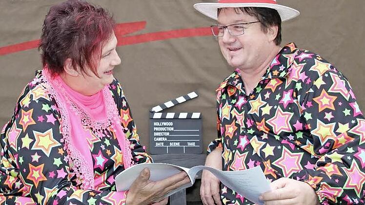 Brigitte und Frank Herold aus Marktgraitz verkörpern in der ARD-Serie "Sedwitz" das Musikduo "Die zwei Dröselthaler". Beim Durchblättern des Drehbuchs schwelgen die beiden in Erinnerungen an einen erlebnisreichen Drehtag in Oberbayern. Fotos: privat