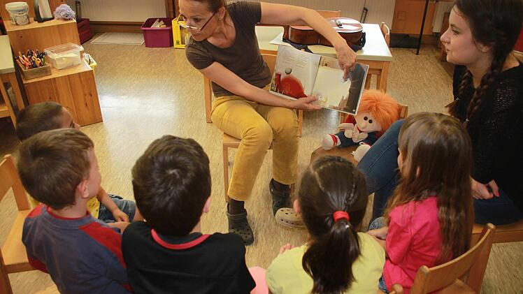 Die Kinder hören den Geschichten gebannt zu.  Foto: Andreas Schmitt