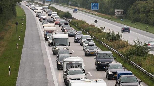 Zum Beginn der Sommerferien drohen wieder viele Staus auf Deutschlands Stra&szlig;en. Wie haben Tipps gesammelt, wie Sie die Blechlawine umgehen k&ouml;nnen. Foto: Benjamin Nolte/dpa