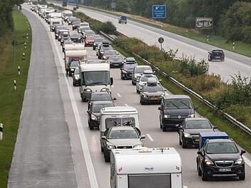 Zum Beginn der Sommerferien drohen wieder viele Staus auf Deutschlands Straßen. Wie haben Tipps gesammelt, wie Sie die Blechlawine umgehen können. Foto: Benjamin Nolte/dpa