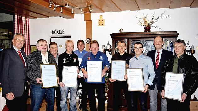 Langjährige und verdiente Mitarbeiter zeichnete die Weismainer Püls-Bräu aus (v.l.): Hans Püls, Heinrich Hopfenmüller, Reinhold Schmidt, Peer Bartl, Jörg Will, Dieter Holley, Erwin Rehe, Jürgen Löhrlein, Hans-Josef Püls, Reinhold Mattausch. Foto: Dieter Radziej