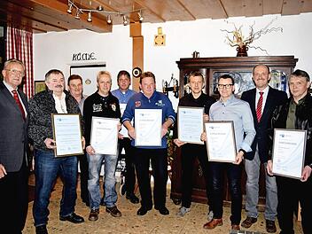 Langjährige und verdiente Mitarbeiter zeichnete die Weismainer Püls-Bräu aus (v.l.): Hans Püls, Heinrich Hopfenmüller, Reinhold Schmidt, Peer Bartl, Jörg Will, Dieter Holley, Erwin Rehe, Jürgen Löhrlein, Hans-Josef Püls, Reinhold Mattausch. Foto: Dieter Radziej