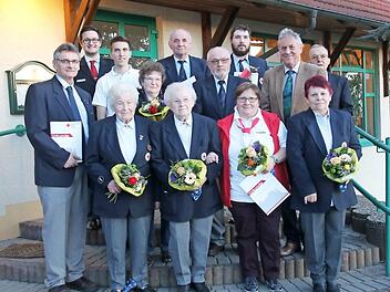 Kreisbereitschaftsleiter Marcel Thein (obere Reihe links) konnte viele langjährige aktive Mitglieder der BRK-Bereitschaft Bad Rodach mit Ehrennadeln und Urkunden auszeichnen.  Foto: Michael Stelzner