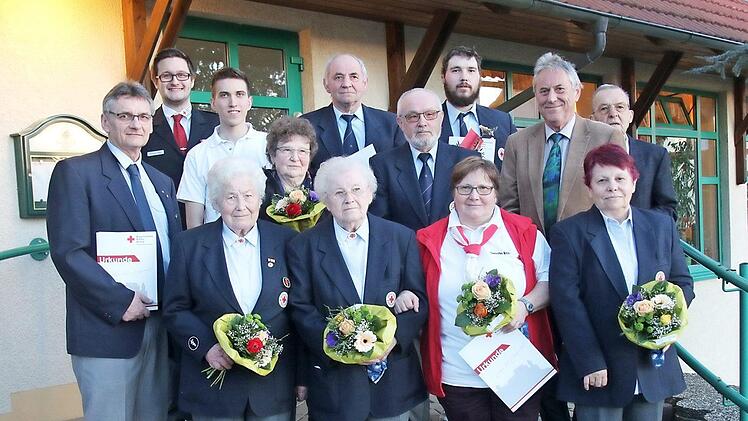 Kreisbereitschaftsleiter Marcel Thein (obere Reihe links) konnte viele langjährige aktive Mitglieder der BRK-Bereitschaft Bad Rodach mit Ehrennadeln und Urkunden auszeichnen.  Foto: Michael Stelzner
