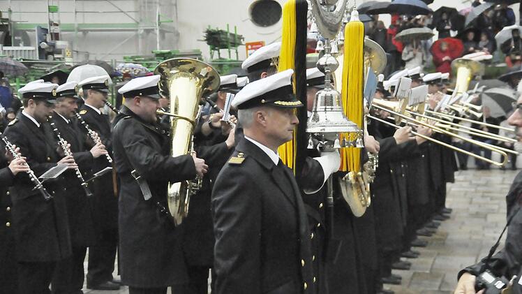 Das Musikkorps Kiel unter der musikalischen Leitung von?Fregattenkapitän Friedrich Szepansky spielt auf dem Platz vor der Kemptener Basilika St. Lorenz anlässlich der Woche der Militärmusik.  Foto: Peter Klopf