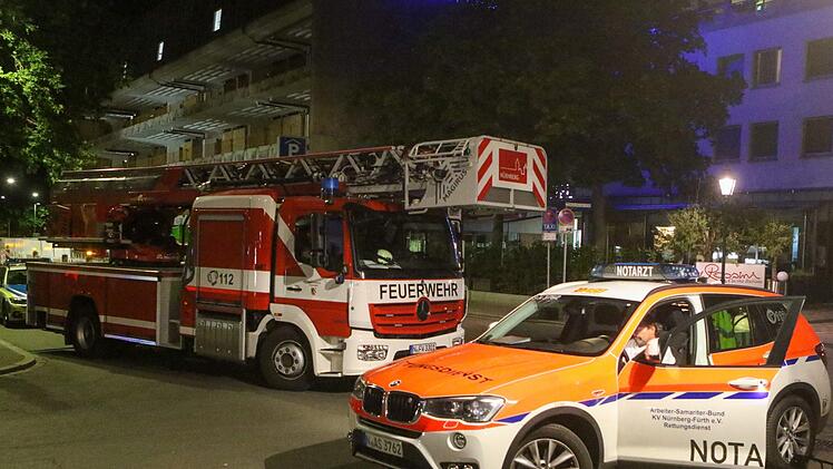 Rettungseinsatz in Nürnberg: Nach einer Schnapsidee musste die Feuerwehr einen 20-jährigen Mann von einem Kran holen.  Foto: NEWS5 / Friedrich