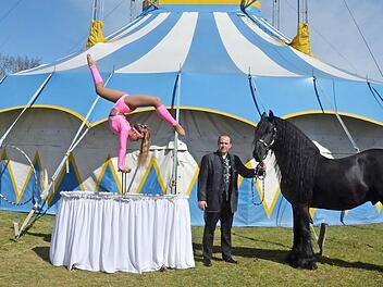 Auch in der Zirkuswelt gilt: The Show must go on. Juniorchef Robin Frank probt mit jungen Artistinnen des Circus Henry, der an der Paschendaele-Straße in Dörfles-Esbach sein Zelt aufgeschlagen hat, aber wegen der Coronakrise weder auftreten noch weiterziehen darf. Foto: Rainer Lutz
