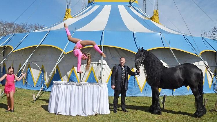Auch in der Zirkuswelt gilt: The Show must go on. Juniorchef Robin Frank probt mit jungen Artistinnen des Circus Henry, der an der Paschendaele-Straße in Dörfles-Esbach sein Zelt aufgeschlagen hat, aber wegen der Coronakrise weder auftreten noch weiterziehen darf. Foto: Rainer Lutz