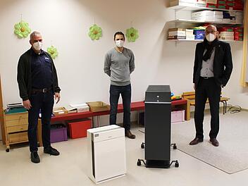 Michael Wolf, Firma Höchemer Büro GmbH & Co. KG (von links) hat die Luftreinigungsgeräte an Guido Engelbreit, Vorstand des Johannis Vereins Aschach e.V., und Bürgermeister Andreas Sandwall übergeben.