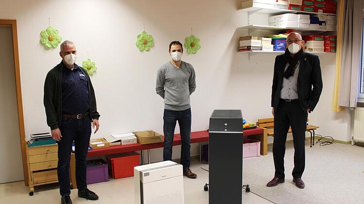 Michael Wolf, Firma Höchemer Büro GmbH & Co. KG (von links) hat die Luftreinigungsgeräte an Guido Engelbreit, Vorstand des Johannis Vereins Aschach e.V., und Bürgermeister Andreas Sandwall übergeben.