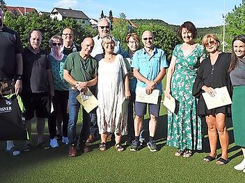 Ernennung zu Ehrenmitgliedern: (von links) Holger Buczynski (Pr&auml;sident), Bernd Hillenbrand (Stellv. Pr&auml;sident), Monika Weber, Peter Lanzend&ouml;rfer, Walter Renninger, Joachim B&uuml;nner, Manuela Otto, Pia Laube, Rolf Mittelsteiner, Kerstin Hofmann, Petra...