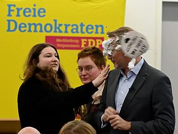 Lindner bei Auftritt mit Schaum beworfen