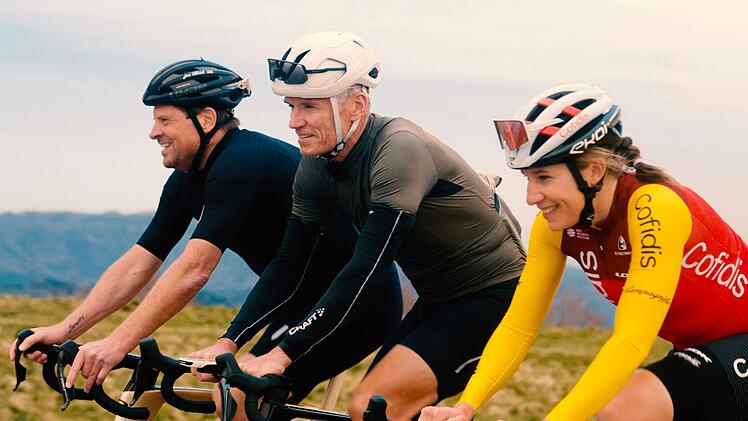 Wie wichtig sind die "Wasserträger" bei einem Radrennen. In Folge drei von "Mythos Tour 2" erläutern dies (von links) Jan Ullrich, sein ehemaliger Helfer Udo Bölts und Profi-Radsportlerin Clara Koppenburg.