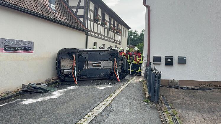 Großschwarzenlohe: Auto kracht gegen Haus und kippt um - Frau verletzt